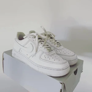 Nike air force 1 - Nike air force 1 Skick: 9/10 Storlek: 40, passar 39 Pris: 599kr Og: box medföljer 