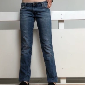 Jeans - Lågmidjade jeans från Wrangler i en mer straight fit. Jättesnygga men passade inte. Köpta från sellpy i väldig bra skick. OBS storlek 28 men det är höften en midjan!! Skriv för fler bilder, info, mått etc. 💋💋