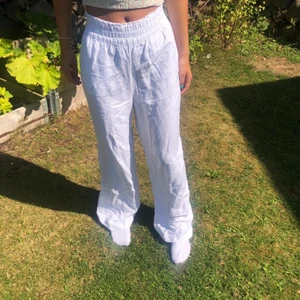 Linnebyxor från hm - Läggger upp igen pga oseriös köpare.     Vita linnebyxor ifrån hm,köpta för 250. Aldrig använda. Buda från 200.