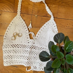 Virkad topp - Virkad vit jättefin topp. Använd någon gång men som ny. Köpt på ibiza. Storlek M men som en S. 