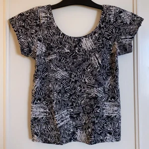 T-shirt  - En väldigt fin tight & stretchig T-shirt i storlek M