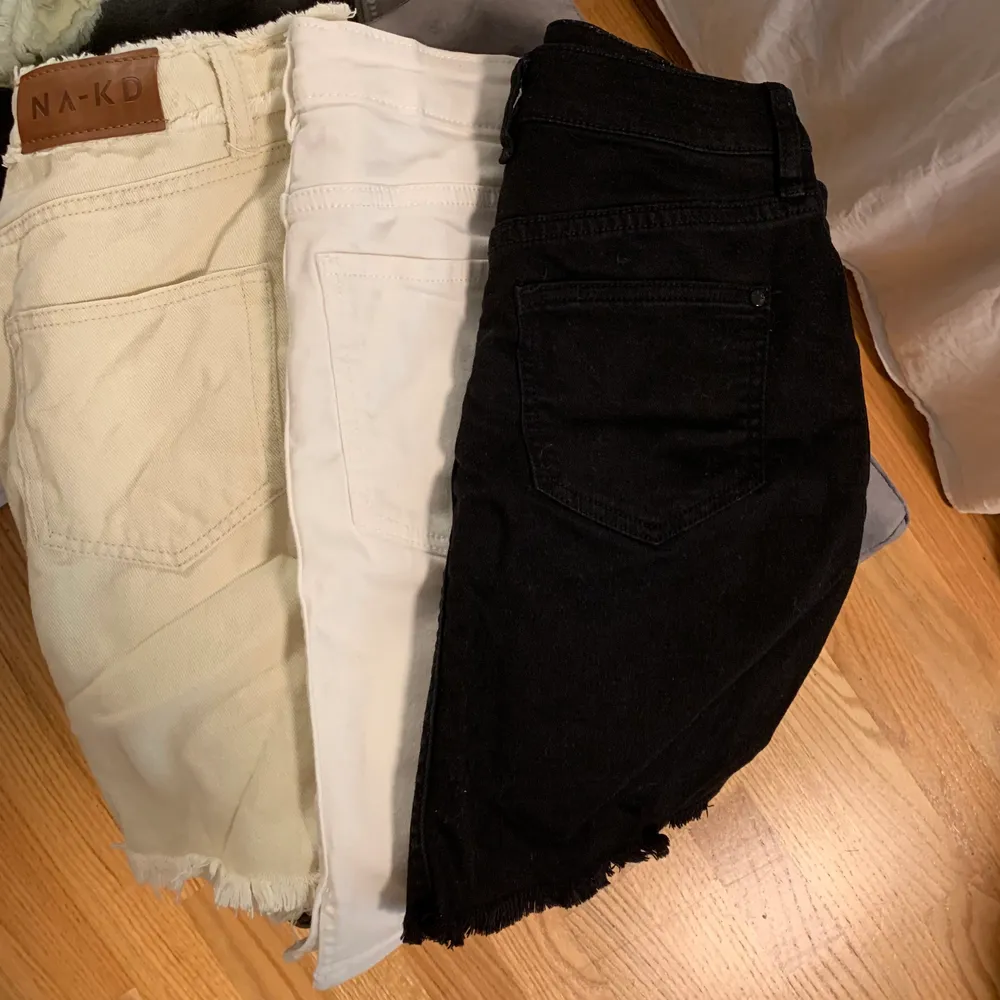 Beige jeans kjol: Storlek 36, från NA-KD | Vit jeans kjol: storlek S, från Cubus | Svart jeans kjol i storlek 36 från Australien . Kjolar.