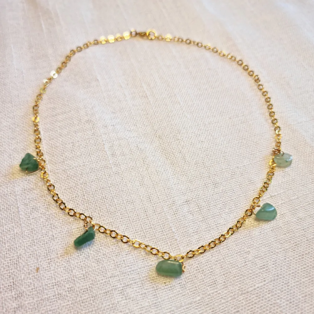 Guldfärgat halsband med små kristaller av grön aventurin 💎 Kedjan är ca 40 cm lång, och passformen går att justera. Skickas i vadderat kuvert via postnord. . Accessoarer.