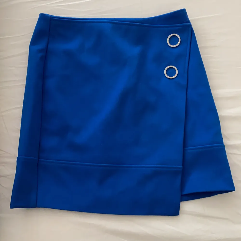 Helt ny och oanvänd kjol från H&M i storlek 36. Kjolar.