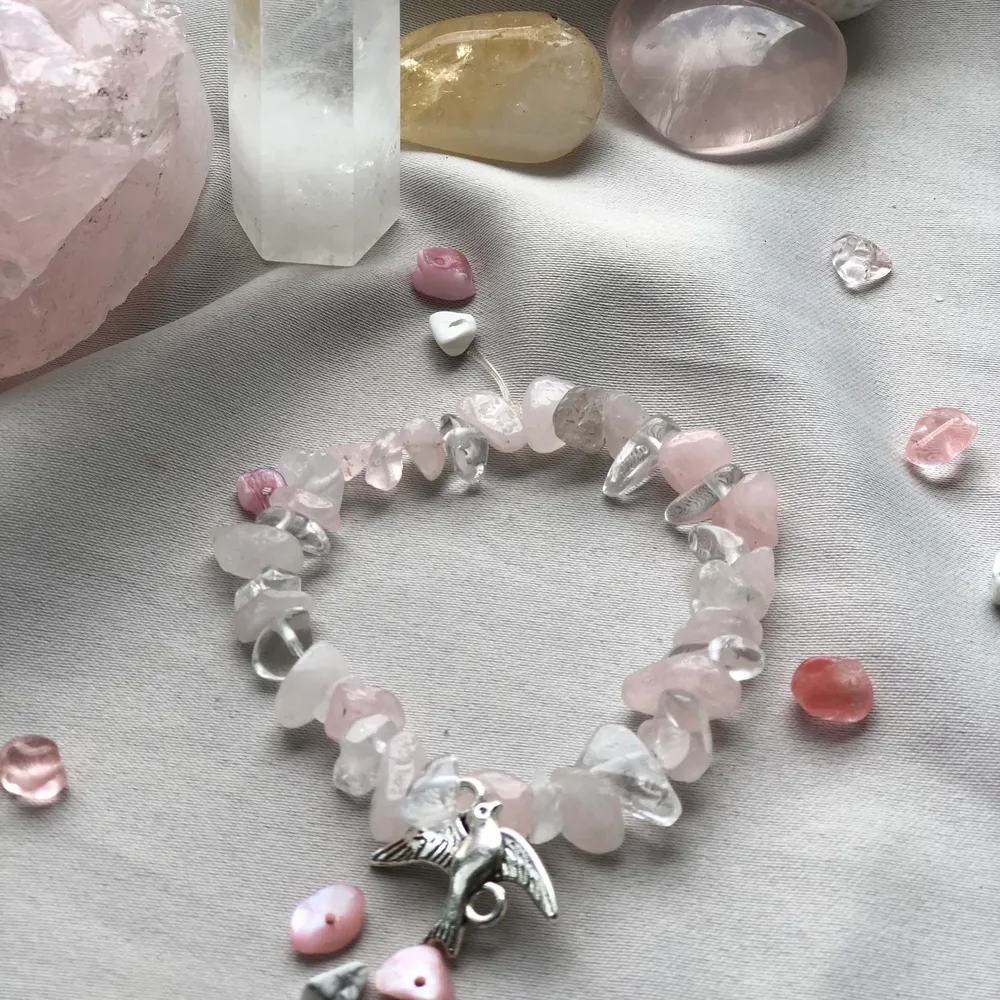 Clear quartz amplifies the energies of the rose quartz. Wear daily to protect your energy and bring more love in to your life ❤️. Accessoarer.
