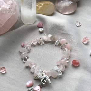 Clear quartz amplifies the energies of the rose quartz. Wear daily to protect your energy and bring more love in to your life ❤️