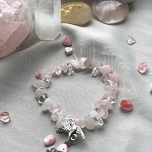 Rose quartz and clear quartz bracelett - Clear quartz amplifies the energies of the rose quartz. Wear daily to protect your energy and bring more love in to your life ❤️