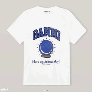 Ganni tshirt - Superfin ganni T-shirt som bara är använd några få gånger, den är i Xl men den sitter mycket mindre än man tror💞 är också tvättad några gånger så den har krympt lite, den sitter som en S ungefär