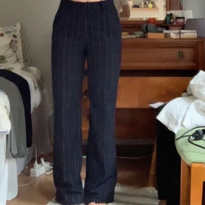 Kostymbyxor - Mörkblå kostymbyxor i mjukt material från Lindex. Högmidjade. Aldrig använda. Frakt tillkommer. 
