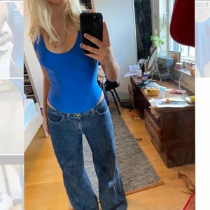 Metall-blå body - Superfin body/bodysuit från bikbok. Knäppa med två knappar mellan benen. Säljer pga den är för liten för mig (märkt som XS). Dock är den stretchig!  Ny-skick då jag aldrig använt den…