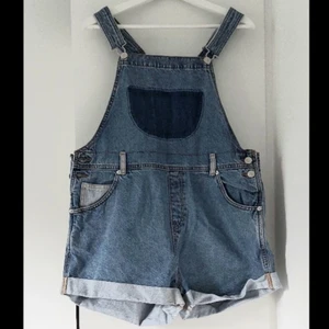 Monki snickarbyxor denim strl M - Ett par korta snickarbyxor i denim, storlek 38/40 eller M!