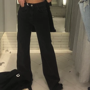 Jeans - Säljer dessa jeans💓 dem är lite gråare i verkligheten😊