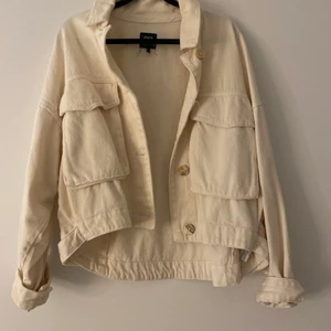 Jacka  - En cremefärgad jeansjacka från Zara