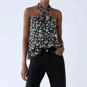 Zara topp  - Säljer denna slutsålda zara toppen, den är helt oanvänd och prislappar finns kvar. Hör av er vid frågor eller bilder 