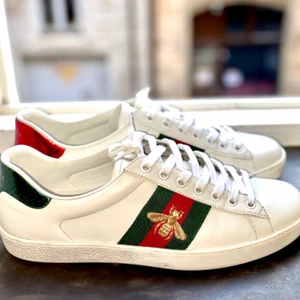 Gucci sneakers  - Äkta Gucci sneakers, storlek 41. Mycket gott skick. Köpta i butiken i Stockholm. Kartong och kvitto finns. 