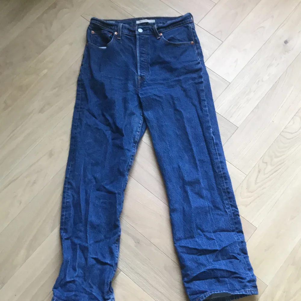 Ett par mörk blåa Levis jeans i väldigt bra skick. Köptes för ca 1200 säljes för 300kr.Lånade bilder samma modell men den som jag säljer är ljusare.. Jeans & Byxor.
