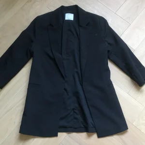 Svart kavaj från bershka - Svart kavaj från bershka i bra skick knappt använd och har fin passform🖤
