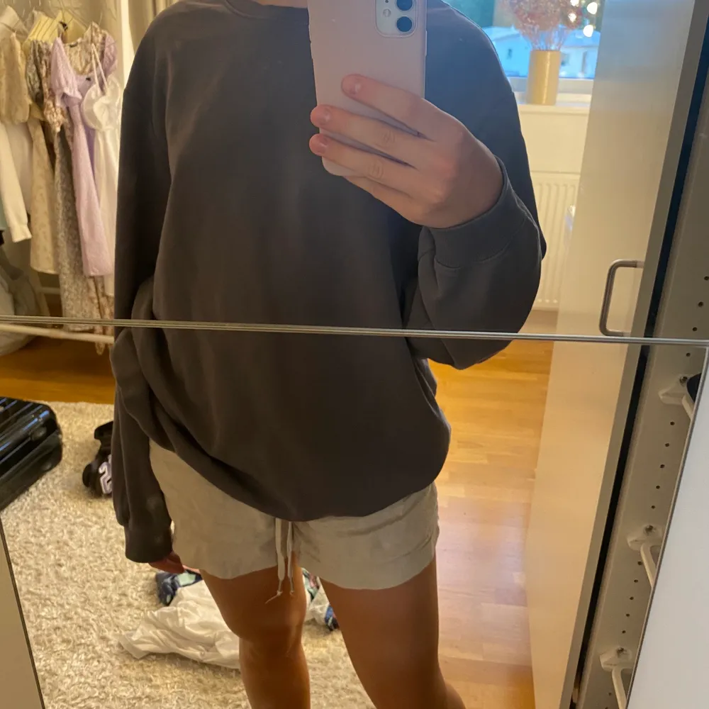 Fin sweatshirt i skönt material, bra skick! Säljer då den inte kommer till användning något mer. Passar S-L beroende på hur man vill att den ska sitta😊. Tröjor & Koftor.