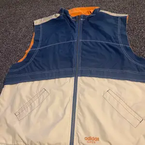 Vintage X Adidas 90s Vest -Size L -Vintage and true to size!  -Beautiful color combo If you have any questions or discussions then feel free to write me a message! Best regards, David  #adidas #90s #vest #thrift #fashion