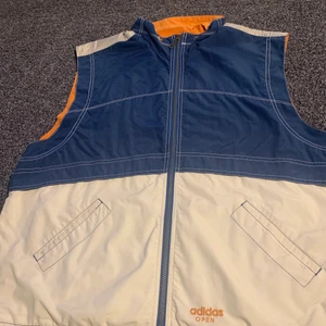 Vintage X Adidas 90s Väst - Vintage X Adidas 90s Vest -Size L -Vintage and true to size!  -Beautiful color combo If you have any questions or discussions then feel free to write me a message! Best regards, David  #adidas #90s #vest #thrift #fashion