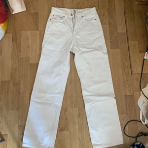 WEEKDAY-jeans. Använda två gånger. Storlek 26/30. Frakt ingår ej! - Nyköpta byxor. Knappt använda och inte tvättade. 
