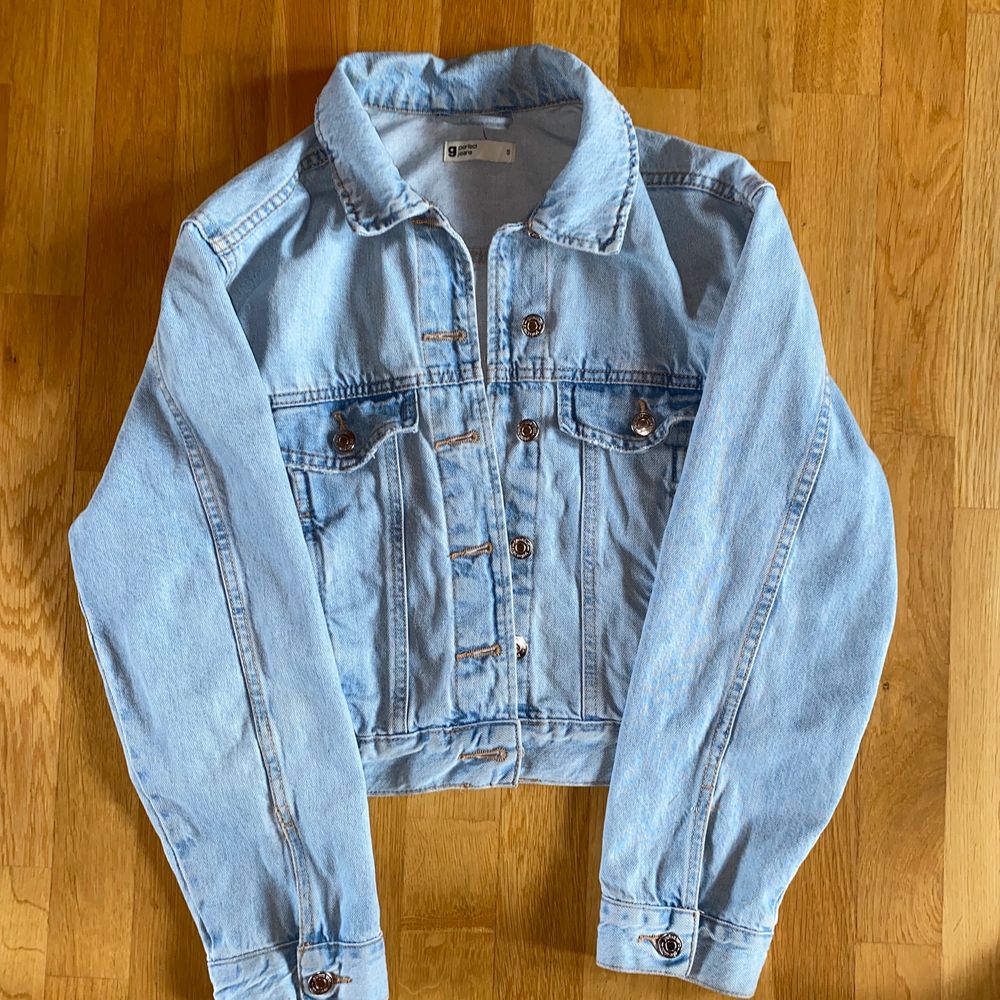 Jag säljer en jeansjacka från Gina Tricot i storlek S. Jag köpte den förra året, men har knappt använt den då jag har ytterligare en jeansjacka. Den har två innerfickor, men även ytterfickor:) Inköpspriset var 500kr, men jag säljer den för 199 exklusive frakt.. Jackor.
