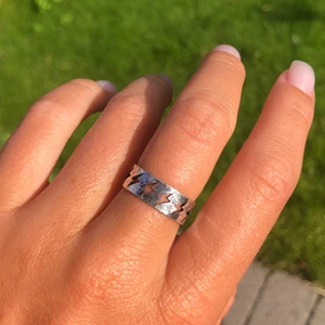 Ring - Skitsnygg ring med blixtrar på i koppar. Ringens storlek är justerbar och passar alla. Den är helt ny😌