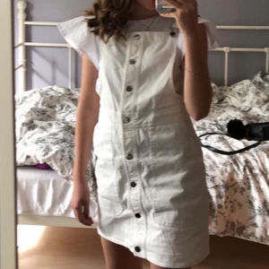 Hängselklänning med volang tshirt - Köp båda tillsammans! Båda från mango, köpta 2 år sedan kanske i storlek XS