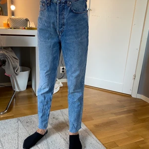 Blåa mom jeans - Snygga mom jeans ifrån h&m i storlek 36, har snygga slitningar längst ner. Använd ca 2 gånger. Tvättas innan jag skickar. Köpare står för frakt, tar Swish.