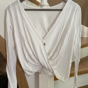 Tröjor som kan användas back och fram - Två jättesköna och snygga tröjor som inte längre kommer till användning! Båda är i samma design, ena tröjan är S och andra är XS, det är stretchtyg! 💐