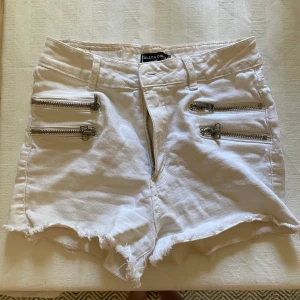 Sally & Cirkle shorts  - Vita jeans shorts i skön stretch, använder inte shorts så mycket längre! Jättefina på! 