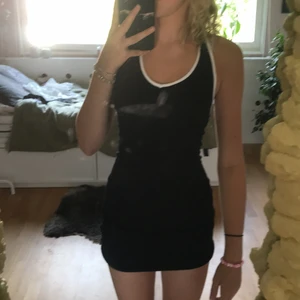 Svart klänning - Sjukt snygg klänning men halter neck. Aldrig använd (bara för bilden) och i super bra skick! Storlek XS men passar många andra storlekar eftersom det är väldigt stretchig. Kom privat för med info eller intresse! ✨