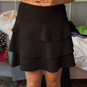 Volangkjol - Jätte söt liten kjol med volanger! Köpt några år sedan! Väldigt stretchig så passar flera storlekar