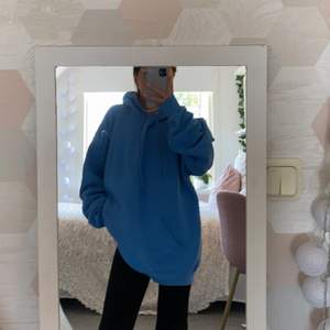 En blå oversized hoodie i storlek XL. Mycket bra skick. Kontakta mig privat om du är intresserad eller vill ha fler bilder. Köparen står för frakt.