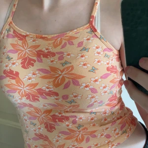 Söt y2k tropisk topp - Jätte fin orange tropiska toppen med fint tryck som jag inte riktigt använder längre. Barnstorlek (134-140). Men passar mig som S men även XS! Från märket: Best choice. Köparen står för frakt!! (frakt pris beror på vikt och spårbart eller ej!).❤️🥰