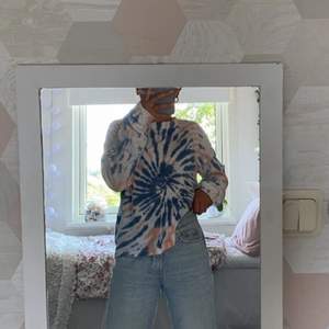 En långärmad tie-dye tröja i storlek XS. Tröjan är i mycket bra skick. Skriv privat om du är intresserad eller vill ha fler bilder. Köparen står för frakt.