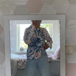 Långärmad Tie-dye tröja. - En långärmad tie-dye tröja i storlek XS. Tröjan är i mycket bra skick. Skriv privat om du är intresserad eller vill ha fler bilder. Köparen står för frakt.