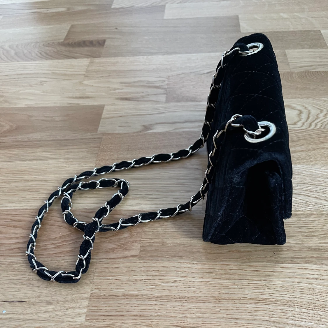 LITEN SVART VÄSKA 50 SEK - 90