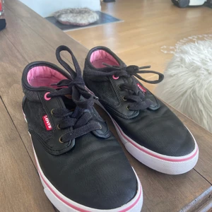 Jättefina äkta Levi’s skor köpta i USA för 3 år sedan!✨ Använda ett fåtal ggr (runt 2 ggr) Skriv privat om du har några frågor.⭐️ - Gjort av både tyg och läder, inga skador❤️