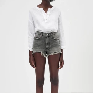 Gråa zarashorts - Säljes då de inte kommer till så my ett användning💞 I storlek 40 men passar mig som e 38 också!! Lappen har ramlat av!