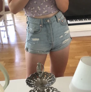 jeansshorts  - jeansshorts storlek xs från hm. Nästan helt som nya, använt 1-2 gånger. Skriv för frågor eller fler bilder 🤍🤍⚡️90 kr inkl frakt