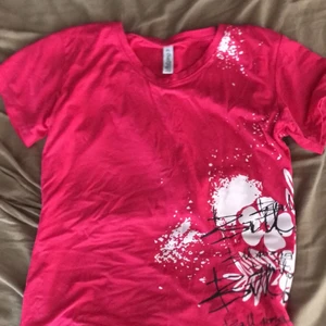 Rosa T shirt med Tryck - en rosa t shirt jag endast använt en gång! skut cool och älskar den. vill nt ha den mer för att den nt kommer till användning!