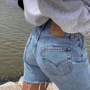 Jeansshorts - Ett par skitsnygga och trendiga Levis jeansshorts som är helt oanvända och säljs pga fel storlek. Första bilden är lånad, bara att höra av dig om du vill se fler bilder! ⚡️⚡️ (Återpublicerad pga oseriös köpare)