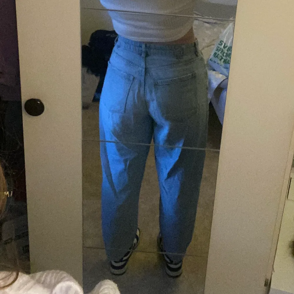 Säljer dessa högmidjade loose mom jeans från Gina tricot, den blåa jeans färgen har blivigt lite tvättblekt men annars i bra skick. Sann i storlek, men passar dem i mindre storlek mer som baggy jeans. Buda i kommentarerna eller skriv till mig privat. 😍. Jeans & Byxor.