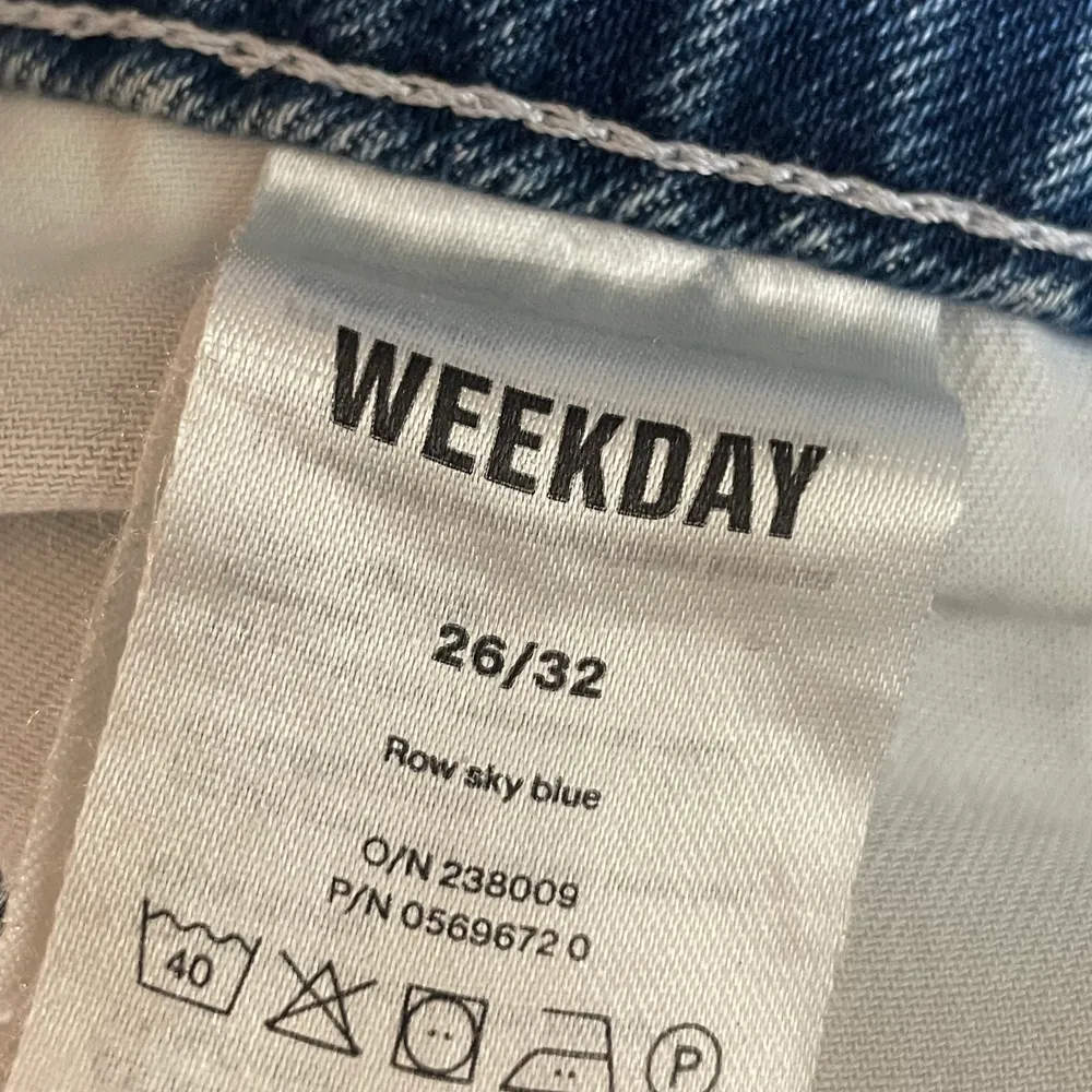 Säljer mina jeans då de inte kommer till användning längre🤍 strl 26/32, frakt tillkommer . Jeans & Byxor.