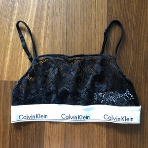 Calvin Klein Spets BH - Aldrig använd spetsbh beställd från Calvin Klein. Säljer då den är för liten för mig. Kan mötas i Uppsala eller skicka (frakt 24kr + 15kr kostnadstillägg om SafePay önskas). Se min profil för fler fina plagg.