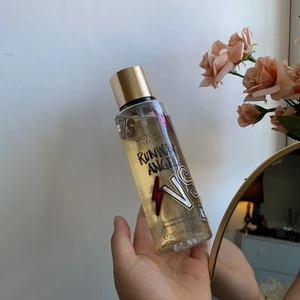 Viktoria Secret parfym, Runway angel - Aldrig använd då jag tidigare bara samlade på deras parfymer, 250 ml, en söt och blommig doft, doftar lite som godis!💞 frakt ingår i priset! 99kr