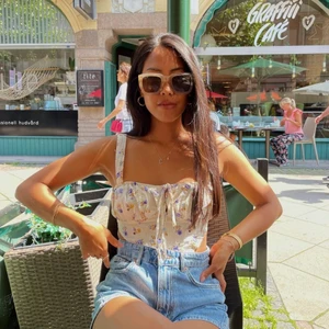 Söt topp croppad - Storlek 36. Lappen finns kvar där bak (beställde 2 st). Köpte för 375. Kan diskutera pris vid snabbt köp. Frakten betalar du! 