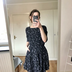 Svart klänning med print, XS - Svart klänning med print och fickor, XS