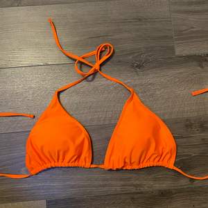 En oanvänd orange bikini med medföljande tröja säljs för 50kr plus frakt 🧡🌊💦